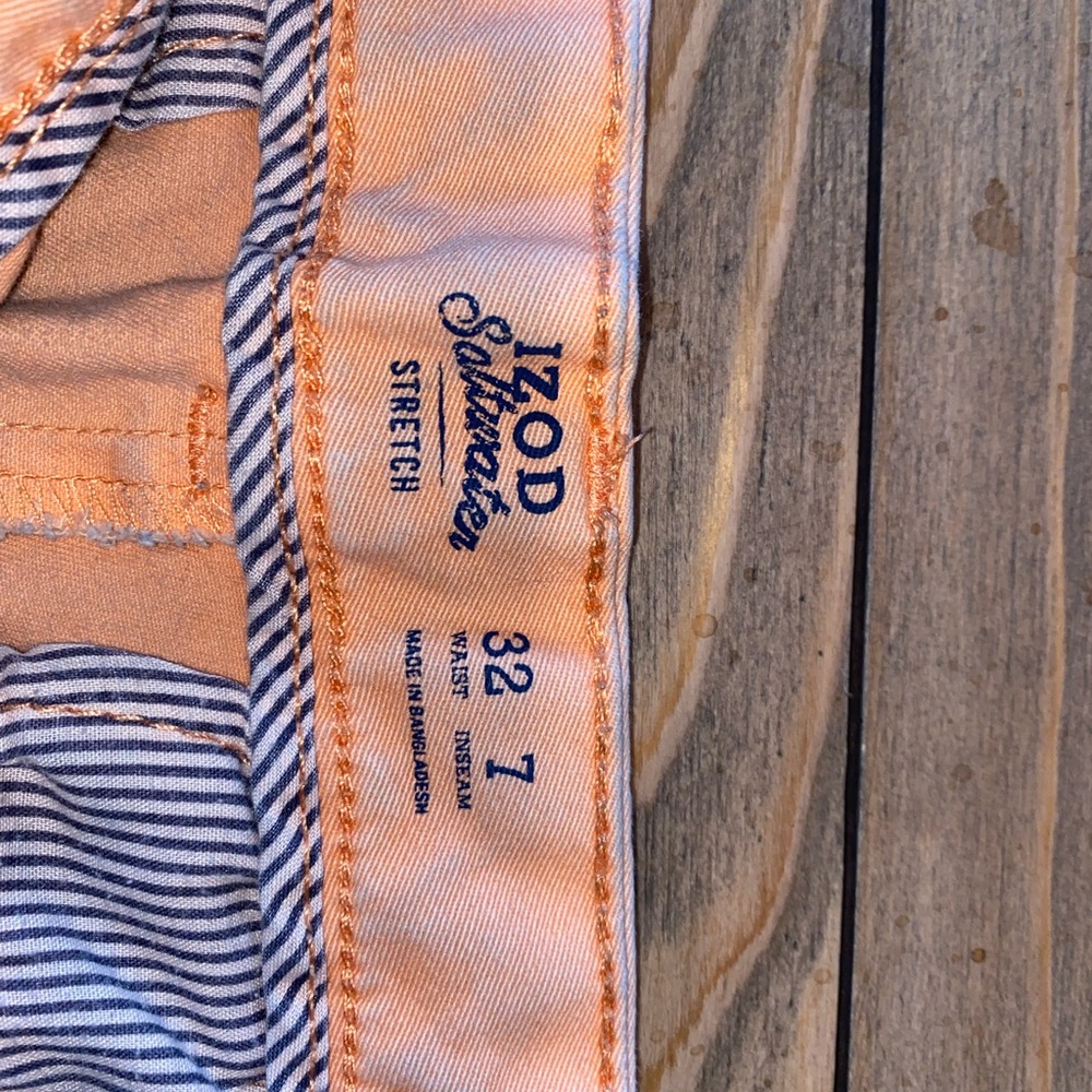 Men’s salmon color chino shorts. Size 32 7” inseam